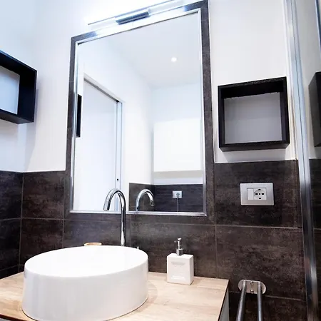 Vinhome Bilocale Con Garage Privato Centro