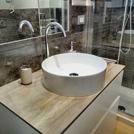 Vinhome Bilocale Con Garage Privato Centro Alba (Piedmont)